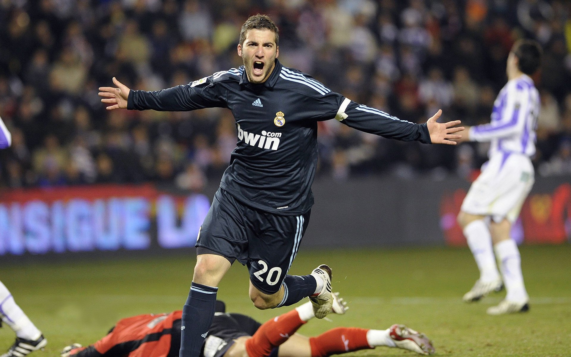 “穿越山谷:沿途风景中的激烈对决”,穿越山谷 歌曲